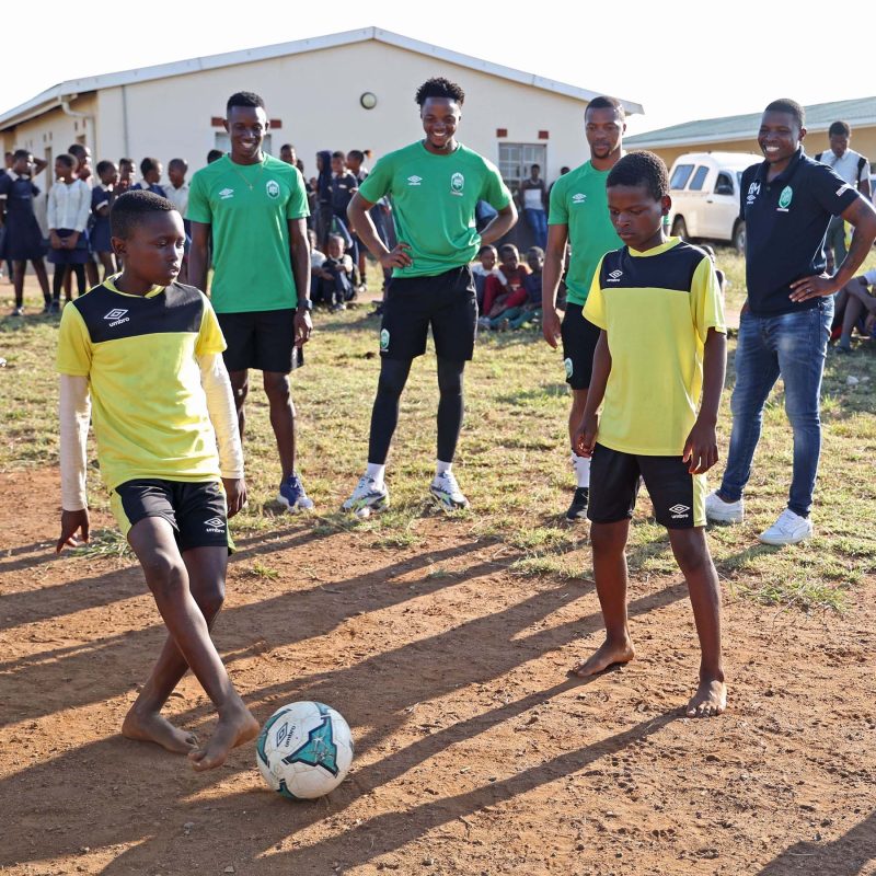 Fisher Foundation borehole activation in the Mthekwini community. Amazulu F.C. had three of their players attend. 400 children will now have access to clean drinking water. Watching the youngsters display their skills were Rally Bawlya, Olwethu Mzimela and Themela Sikhakhane.